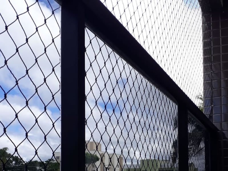 Redes de proteção anti-pombos em Cuiabá