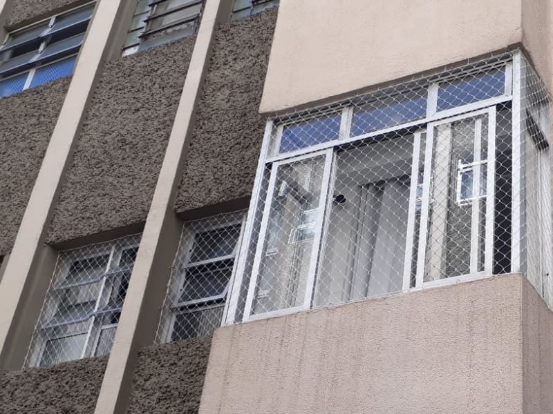 Instalação de rede de proteção em Chapada dos Guimarães